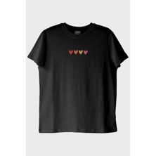 Lofux Renkli Kalp Desenli Nakış Siyah T-Shirt - Sevgililer Günü Özel Tasarım
