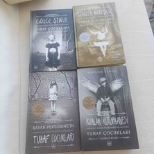 Ransom Riggs  Bayan Peregrine'in Tuhaf Çocukları Serisinden Dört Kitaptan Oluşan Bir Settir. Set; Gölge Şehir (Ikinci Kitap), Günler Haritası (Dördüncü Kitap), Ruhlar Kütüphanesi (Üçüncü Kitap)