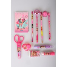 x Dekomus Lisanslı Barbie 10 Parça Kırtasiye Seti Makas,bloknot,ponpon Başlıklı Geçmeli Kurşun Kalem,roket Silgi,kalpli Kalemtraş