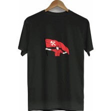 Tarz Yeri 1 Mayıs Emek ve Dayanışma Bayraklı Emekçi Baskılı Bisiklet Yaka T-Shirt - Siyah