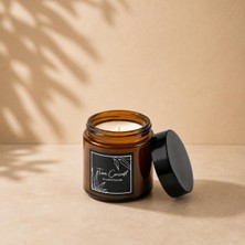 Odea Tiem Concept Doğal Soya Mumu - 120G Vanilya Kokulu Özel Tasarım Kavanoz Mum, Kapaklı Dekoratif Amber Cam Bardak - Vegan ve Parafinsiz Kokulu Mum