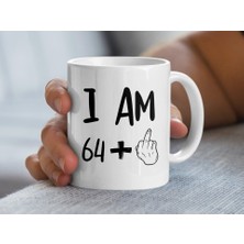 Odea 65. Doğum Günü Hediyesi - I Am 64 Plus Orta Parmak Komik Kupa - 65 Yaşında - 65 Yıldönümü Kupası