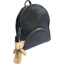 Odea Mini Örgü Dokuma Sırt Çantası, Siyah Dokulu Deri, Altın Fermuarlı, Iç Cepli,peluş Ayıcık Aksesuarlı, Ayarlanabilir Askılı
