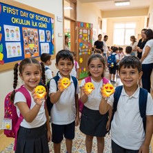 Atölye Mila Emojili Işıklı Anahtarlık ve Balon Okuluna Hoş Geldin Kartlı 10'lu Paket Konsept Hediyelik