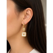 Bymiel Gold Renk Harf Detaylı Görünümlü Kare Sallantılı Çelik Kadın Küpe