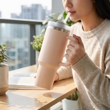 Aesco Deconox 1200 ml Kapasiteli Paslanmaz Çelik Termos Kupa - Entegre Pipetli, Geniş Kulplu, Çift Duvar Vakum Yalıtımlı, Araç Içi Bardaklık Uyumlu Seyahat Matarası ve Çelik Suluk (Pembe)