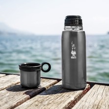 Die Grup Bialetti - Termos - 460ML - Koyu Gri Renk - Paslanmaz Çelik - Çift Katmanlı - 12 Saat Sıcak 24 Saat Soğuk Tutar - Bardaklı Kapak Özelliği