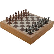 Die Grup Gifthome Orta Boy Metal Ingiliz Satranç Takımı Antik ve Rustik Desenli Sandıklı Mdf Tahtası (36X36X6 Cm.)