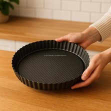 Frefly Store Busstier 28 cm Yuvarlak Meyve Turtası Kalıbı – Siyah Metalik Yapışmaz Kaplamalı Turta ve Kiş Kalıbı – Eşit Isı Dağılımlı – Kolay Temizlenebilir – Fırın Güvenli