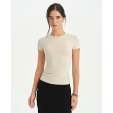Ayma Active Kadın Krema EcoVero™ Viskoz Bisiklet Yaka Kısa Kollu Logo Detaylı Basic T-shirt