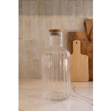 Evyeri 1350 ml Cam Şişe – Ahşap Kapaklı Cam Sürahi – Çizgili Borosilikat Cam Şişe – Şeffaf Cam Su Şişesi – Mutfak Içecek Şişesi 11X25 cm