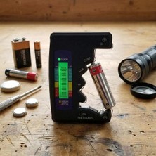 Eco Lounge Evrensel Dijital Pil Test Cihazı – Aa, Aaa, C, D, N, 9V ve Düğme Pil Uyumlu Mini Pil Kapasite &amp; Seviye Ölçer BX40