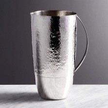 Crate & Barrel Graham 82 Oz. Çekiçlenmiş Metal Sürahi, Şıklığın Zirvesi