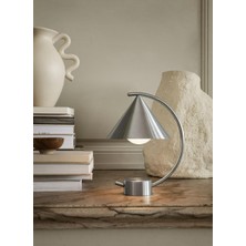 Ferm Living Heykelsi Tasarımlı Entegre LED Masa Lambası – Çelik Gövde, 30.000 Saat Ömür