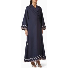 Hessa Falasi Modern Zigzag Desenli Abaya ve Şeila Takımı ile Şık ve Zarif Görünüm