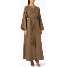 Beige Collection Şıklığı Yansıtan Bel Detaylı Düğmeli Abaya ile Her Ortama Uyum Sağlayın