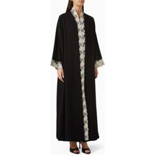 Hessa Falasi Şık Dantel Detaylı Abaya Nida Kumaşı ile Modern Şıklığın Adresi
