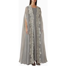 Farha Şık Çiçek Nakışlı Abaya Pratik Kullanım Için Rahat Tasarım ile Stil Sahibi Olun