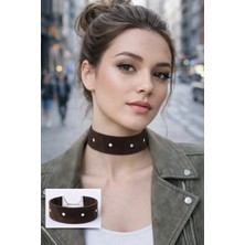 Syaze Metal Detaylı Süet Choker Kolye – Acı Kahverengi 4 cm Eni