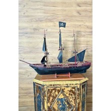 Su Üstünde Blackbeard'ın Queen Anne's Revenge Gemi Maketi