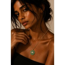 Poseidons Jewellery Zümrüt Yeşili Taşlı Gold Madalyon Kolye | Göz Motifli Şık ve Gösterişli Tasarım