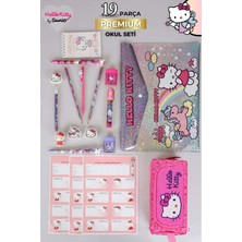 DEKOMUS İLE YENİ SEZON LİSANSLI HELLO KITTY 19 PARÇA KIRTASİYE SETİ KALEM ÇANTASI,3D SİLGİ,NOT DEFTERİ,KURŞUN KALEM,UÇLU KALEM,KALEMTRAŞ VE ROKET SİLGİ SETİ