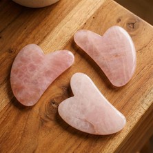 Taş Sandığı Pembe Kuvars Taşı Gua Sha Masaj Aleti (Kalp) - Açık Renkli