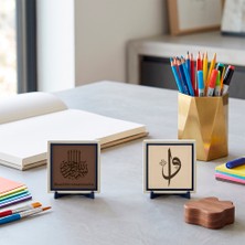 Miaju Modern Ahşap Masalar İçin “Elif ve Vav” Formu ve Özel Deri Besmele İşlemeli İkili Masa Süsü 10x10 cm, Açık Kahve - Pudra