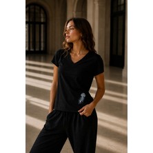 Seven Cubed 7³ V Yaka Kısa Kollu Deniz Anası Nakışlı Lycra Cotton T-Shirt