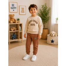 Serpil Erkek Çocuk Bej Sweatshirt Kahverengi Jogger Eşofman Takımı 1975 Baskılı 2 Parça