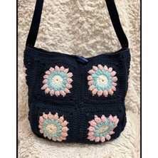 Koza Atelier Pembe Çiçek Detaylı Lacivert El Örgüsü Çanta