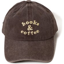 Nome Studio Nakışlı Şapka Kahve Üzerine Sarı Nakışlı Şapka Kitap ve Kahve Temalı Şapka Yazı Nakışlı