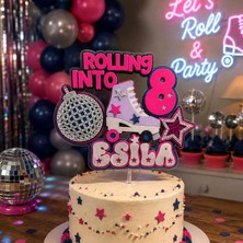 Cake Topper Paten Rolling Into Temalı Kız Çocuk Doğum Günü İsme Özel Kişiselleştirilebilir Çubuklu 3D Pasta Parti Süsü (18X19CM)