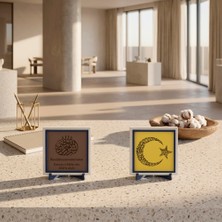 Miaju Kalplere Sükunet Veren La İlahe İllallah Duası ve Meâlli Bismillah İkili Özel Tasarım Masa Aksesuarı 10x10 cm, Açık Kahve - Sarı