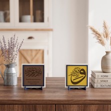 Miaju Sakin ve Huzurlu Bir Çalışma Ortamı Arayanlara Özel Tekbir Tasarımlı Ve Rabbeke Fe Kebbir ve Meâlli Bismillâhirrahmânirrahîm İkili Dekoratif Masa Stant Takımı 10x10 cm, Açık Kahve - Sarı