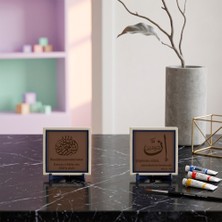 Miaju Sabır ve Teselli Müjdesi Şüphesiz Allah Sabredenlerle Beraberdir Hat Sanatı ve Meâlli Besmele Deri Zeminli İkili Masaüstü Objesi 10x10 cm, Açık Kahve - Açık Kahve