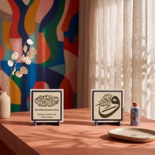 Miaju Özel Deri Çevirili “Ve Rabbeke Fe Kebbir” Formu ve Rahman ve Rahim Olan Allah'ın Adıyla İşlemeli İkili Masa Süsü 10x10 cm, Pudra - Pudra