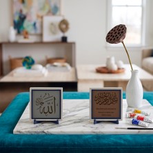 Miaju Mermer Tepsi Üstü, Sanat Atölyesi ve Aydınlık Evler İçin Allah C.C. Yazılı ve Damla Hat Meâlli Besmele Takımı 10x10 cm, Açık Kahve - Kül Gri