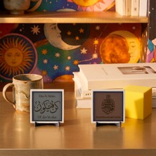 Miaju Deri Detaylı İlahi Kudret Vurgulu Kün Fe Yekûn Ayeti ve Orijinal Metinli Bismillâhirrahmânirrahîm İle Masanıza Manevi Huzur Taşıyan İkili Set 10x10 cm, Açık Kahve - Kül Gri