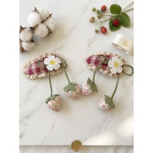 Happy Aksesuar Ekose Kumaş Detaylı Pofuduk Çilek ve Örgü Papatya Figürlü Çıt Çıt Toka (8cm)