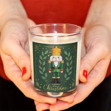Charm Lab Candle – Kurşun Asker (Nutcracker) Tasarımlı Mum, Yeşil Renk Temalı, 135 G Doğal Biyo Balmumu, 40 Saat Yanma Süresi, Cam Kavanoz, Şık Bristol Kutulu, Yılbaşı Koleksiyonu Hazır Hediye