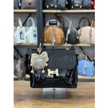 V'SHINE Model 3112 – H Kilit Detaylı ve Charmlı El ve Omuz Çantası - (Siyah Rugan Leopar)