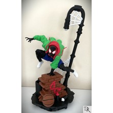 Demirhan3D 🕷️ Büyük Boy Spider-Man Diorama Figür – 35 cm Premium 3D Baskı Dekoratif Süper Kahraman Figürü