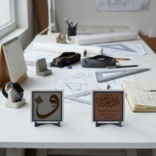 Miawiki Ofis Tezgahı ve Metal Kitaplık Kenarları Için Özel Olarak Tasarlanmış Deri Zeminli Vav Hat Yazısı ve Bismillah Işlemeli Ikili Dekoratif Obje Takımı 10X10 Cm, Açık Kahve - Kül Gri