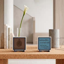 Miawiki Kütüphane ve Kitaplık Rafları Için Estetik O Ne Güzel Vekildir Metni ve Arapça Metinli Bismillâhirrahmânirrahîm Dekoratif Objesi 10X10 Cm, Açık Kahve - Gök Mavi
