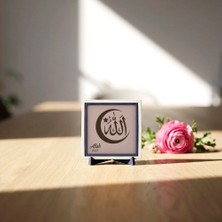 Miawiki Hat Sanatı ve Hilal Detaylı Allah (C.c.) Yazılı Dekoratif Masaüstü Objesi, Yaşam Alanlarına Estetik Bir Dokunuş 10X10 cm