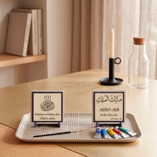 Miawiki Ilahi Hükümranlığı Hatırlatan “mâlikül-Mülk” Hat Yazısı ile Deri Besmele Kompozisyonlu Ikili Masa Süsü 10X10 Cm, Pudra - Pudra