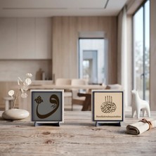 Miawiki Mat Deri Görünümlü Arka Plan Üzerinde Vav Harfi Hat Sanatı ve Bismillâhirrahmânirrahîm Bir Arada Masa Dekoru 10X10 Cm, Pudra - Kül Gri