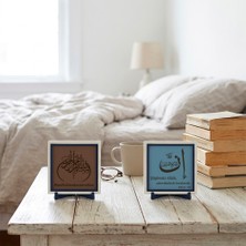 Miawiki “Şüphesiz Allah, Sabredenlerle Beraberdir” Meâlli Kaligrafi ve Özel Deri Bismillahirrahmanirrahîm Yazılı Ikili Set - Kalıcı Hatıralık 10X10 Cm, Açık Kahve - Gök Mavi