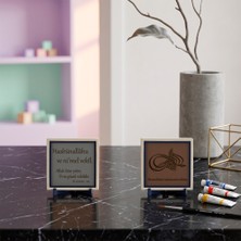 Miawiki Yönetici Masalarına Manevi Değer Katacak Deri Zeminli Hasbünallâhu ve Nîmel Vekîl Hitabeti ve Bismillâhirrahmânirrahîm Ikili Seti 10X10 Cm, Açık Kahve - Kül Gri